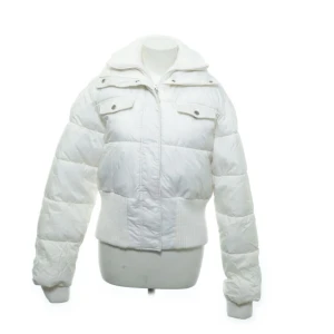 Vinter Jacka  - Säljer en as snygg vinter jacka som jag köpte från sellpy i början av december, jag kände själv att den var lite kort så den har inte kommit till användning💕💕