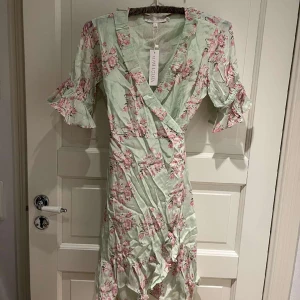 Love Lolita klänning - Love Lolita sissy dress i färgen turkos/grön och rosa. Oanvänd och lappar kvar. Nypris: 1800 kr. Väldigt fin men för liten för mig så hoppas den passar någon annan. 