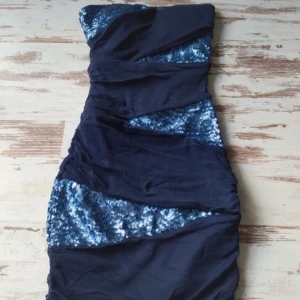 Klänning  - Jätte fin klänning som aldrig är använd, säljes då den inte kommer till användning. Storlek xs men passar XXS och s också. Köptes för 500 kr och säljes för 299. Priset är diskuterbart. 