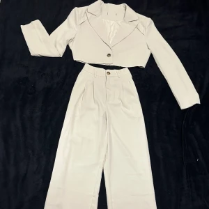 Kostym - Helt ny kostym. Passar storlek XS-S. Använd endast några gånger. 