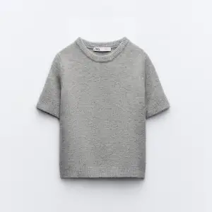 En kortärmad skickad tröja från Zara. Säljer pga kommer inte till användning. Använd 1 gång! Den är i storlek L men är superliten i storlek!! Jag har S/M och den sitter nästan för litet 💚