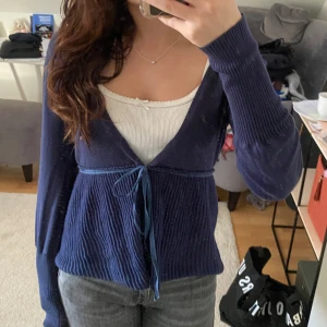 Blå kofta - Säljer denna söta mörk blåa koftan från noa noa ❤️‍🩹 små hål under armhålan finns men inget man tänker på! // använd gärna köp nu! 🐉