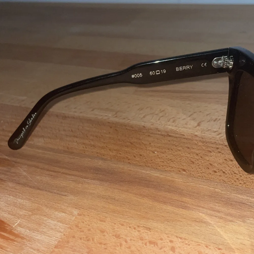 Säljer mina chimi glasögon relativt nya eftersom ja har ett par nya. Inga repor eller skador finns på solglasögona.. Accessoarer.