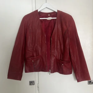 Skinnjacka  - As cool skinnjacka från Jofama med nitar på fickorna!