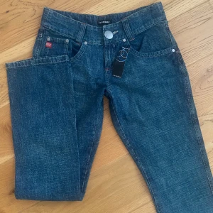 snygga brooker lowrise flared jeans <3 - Brooker jeans med passformen flared och lowwaist! Storlek:40 Midja:84cm Längd:108cm