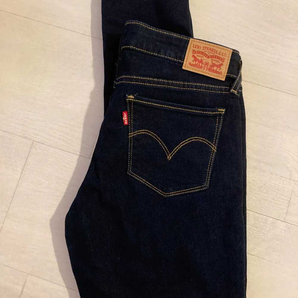 Knappt använda Levis mkt  fin mörkblåfärg . Jeans & Byxor.