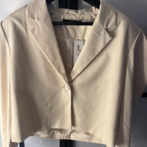Gina tricot kavaj/blazer - Snygg beige kavaj/ blazer från Gina tricot i storlek 36 men passar även S/M och L. Helt oanvänd med prislappen kvar! 💌  Köpte för 599kr säljer för 399 kr 🤍