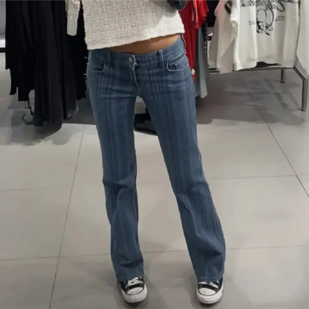 Superfina lågmidjade jeans från H&M med ränder på💗. Jeans & Byxor.