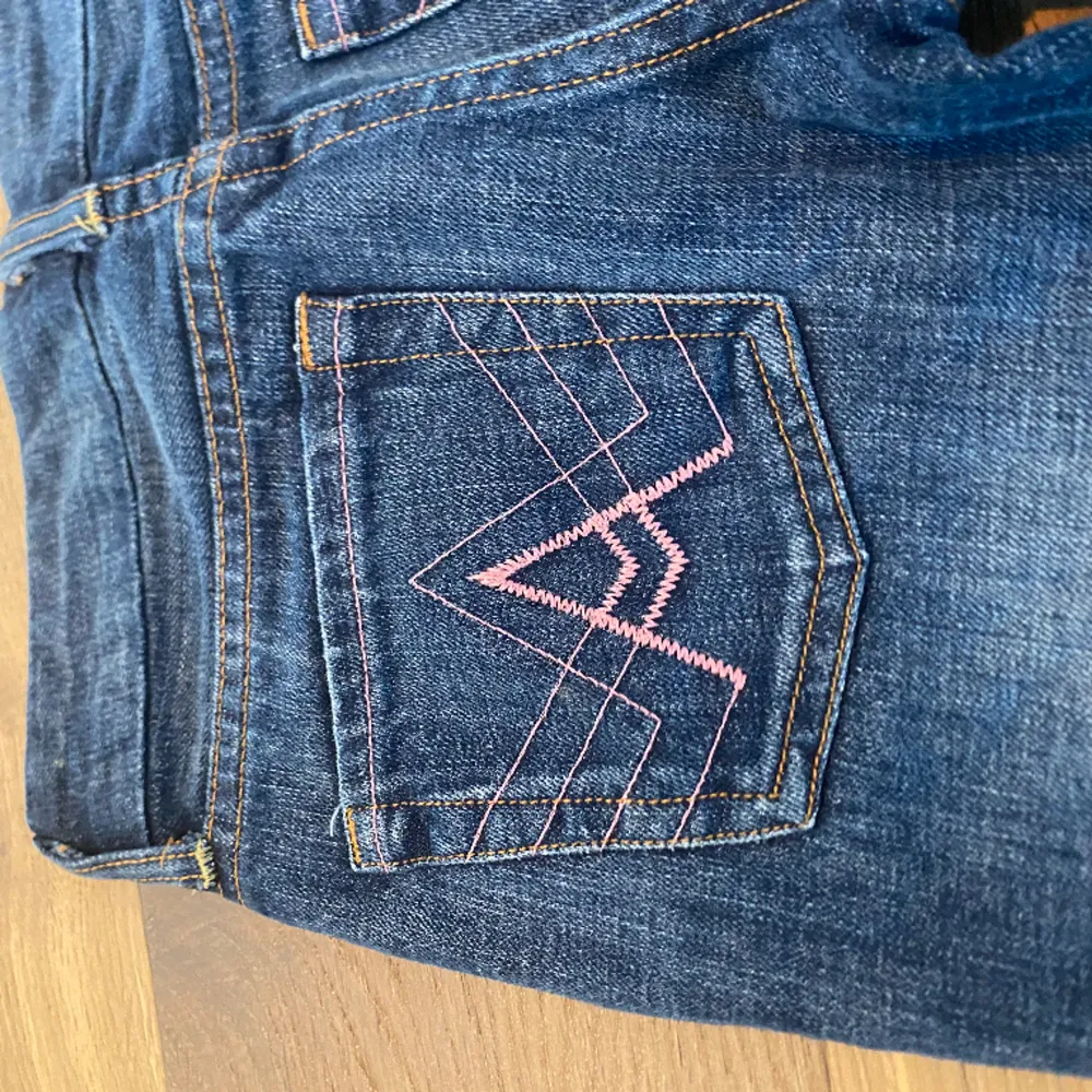 Ett par jätte fina lågmidjade och bootcut jeans och innerbens långd är 69,5 cm . Jeans & Byxor.