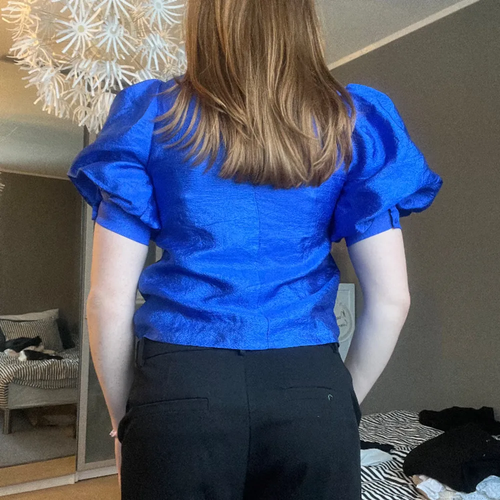 Blå blus med puffärm💓💓 jättefin men börjar bli för liten. Blusar.