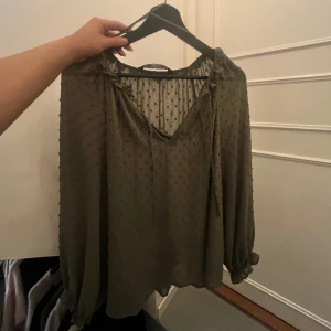 Grön zara blus! - Säljer denna super fina gröna blusen eftersom jag är i behov av pengar😫😫Skriv för funderingar. Den är använd några gånger o är i nyskick!❤️❤️