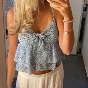 Gullig topp  - Säljer denna söta toppen som tyvärr aldrig kommer till användning💕priset går att diskutera🙌🏻