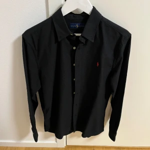 Ralph Lauren skjorta - Skick 8/10 köptes för 1495 kr mitt pris 499 kr. Hör av er vid frågor!