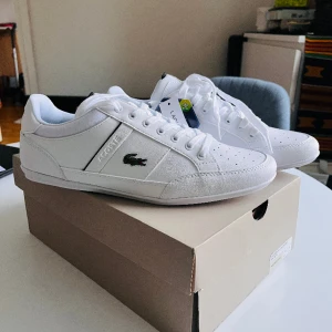 Lacoste Chaymon WHT/BLK - Lacoste Chaymon 0121 1 CMA WHT/BLK Storlek 42 Oanvända i original kartong Original pris 1650kr Mitt pris 899kr  https://www.lacoste.com/se/lacoste/men/shoes/sneakers/men%27s-chaymon-synthetic-and-leather-sneakers/42CMA0014.html?color=147
