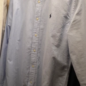 Ralph Lauren skjorta - Använd en gång, som ny. Längd: 75cm Midja: 51cm Axel: 48cm 