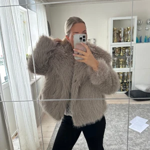 Pälsjacka  - Jätte fin pälsjacka. Aldrig använd då jag inte tyckte de va min stil😅💓