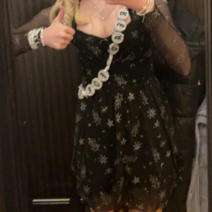 Fest klänning  - Säljer en superfin klänning i mesh material från H&M. Storlek S. Den är svart med silvriga månar, stjärnor osv. Använd en gång, xs