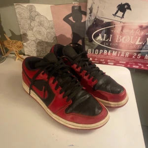 Jordan 1 low Reverse Bred 42,5 - Jordan 1 low reverse bred Använda men har stått i en kasse sen några år. Har tecken på slitage. Saknar låda och kvitto men är köpta från SNS. Jag tvättar dom innan jag skickar. Skriv för fler bilder eller om du har frågor. 