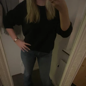Stickad tröja - Säljer denna svarta stickade tröja eftersom den inte kommit till någon riktig användning💕