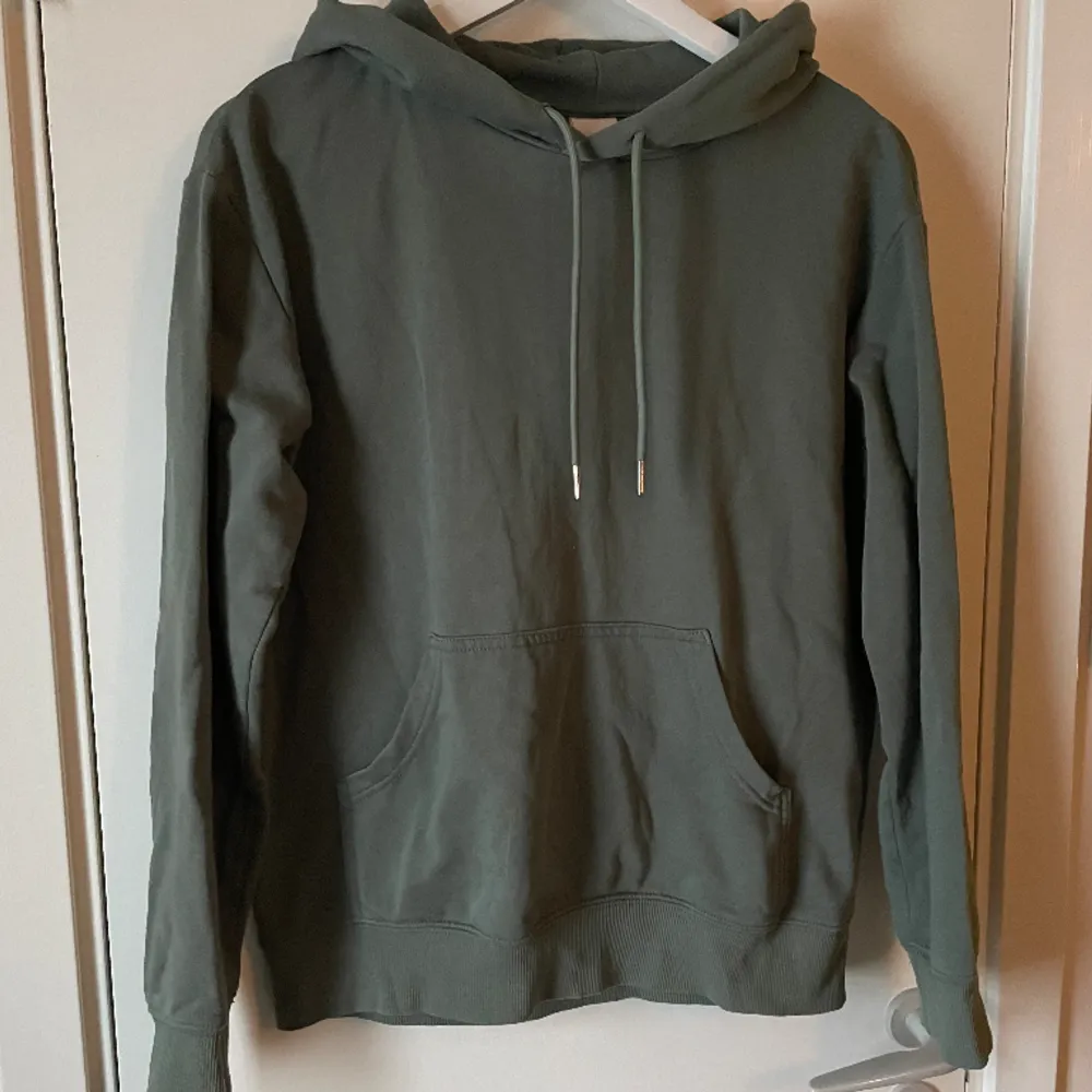 Säljer denna gröna hoodie eftersom jag enbart har använt den Max 2 gånger och inte kommer till någon användning längre💕. Hoodies.