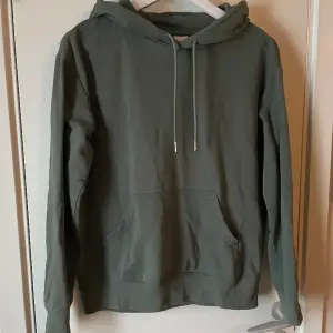 Säljer denna gröna hoodie eftersom jag enbart har använt den Max 2 gånger och inte kommer till någon användning längre💕