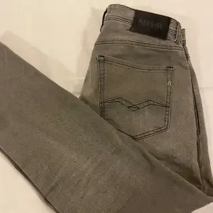Säljer min snygga replay jeans, modellen är rocco och det passar perfekt!
