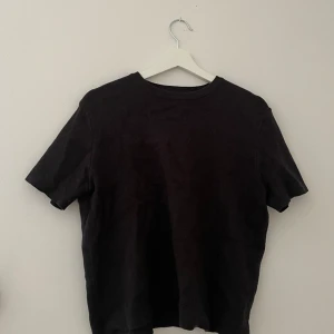 Stickad t-shirt - En stickad t-shirt från en gammal Zara kollektion. Menad som en tajt nästan magtröja, men denna är i L och blir då en perfekt längd och passform för dom som är S. Den är inte helt svart, utan lite tvättad svart färg 