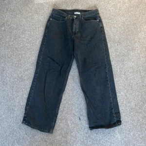 Baggy jeans  - Storlek S. Väll använda har litet håll i ena knät. 