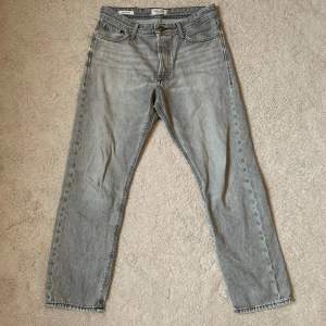Ljus grå jack&jones jeans i storlek 29 30