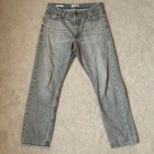 Jack&jones jeans  - Ljus grå jack&jones jeans i storlek 29 30