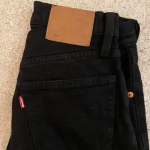 Snygga svarta Levis jeans 💕 Väldigt korta så passar nog dig som är 150-155 cm lång 💕 Mid waist och står tyvärr ingen storlek men skulle säga kanske 32