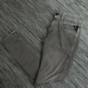 Replay Anbass - Ett Par skitsnygga Replay jeans i färgen grå modellen är Anbass och de sitter jävligt nice på kroppen och är strechiga! Kp för fler bilder och för övrigt är jag 186