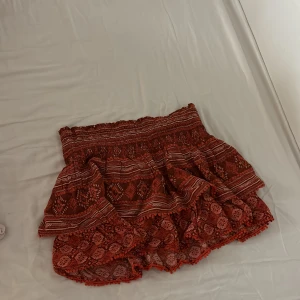 Superdry kjol  - Säljer nu min finaste superdry kjol. Den är i helt nyskick då jag aldrig använt kjolen. Nypris från superdrys sida 599kr. Storlek 40 sitter ungefär som en S/M. Den är värken för kort eller för lång sitter perfekt på mig som är 168cm 💕