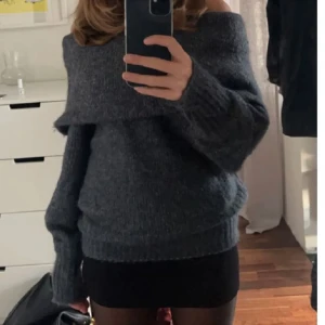 Blå/grå stickad off shoulder 🩵 - Jättesnygg stickad off shoulder tröja i färgen mörkblå/mörkgrå. Använd en gång💕