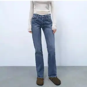 Säljer mina populära zara jeans, då de inte kommer till användning längre. Är i st 32 men sytt upp de nertill men passar perfekt på mig som är 160. (Innerbenslängd: 74cm & midjemått: 33cm). Tyck gärna på ”köp nu”🫶🏼