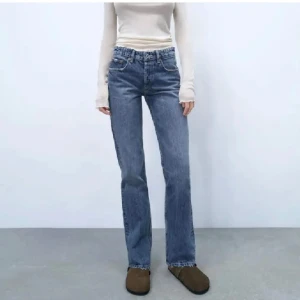 Zara mid jeans - Säljer mina populära zara jeans, då de inte kommer till användning längre. Är i st 32 men sytt upp de nertill men passar perfekt på mig som är 160. (Innerbenslängd: 74cm & midjemått: 33cm). Tyck gärna på ”köp nu”🫶🏼