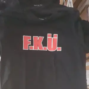 Band T-Shirt med F.K.Ü tryck.