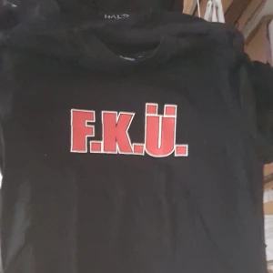 Band T-Shirt F.K.Ü - Band T-Shirt med F.K.Ü tryck.
