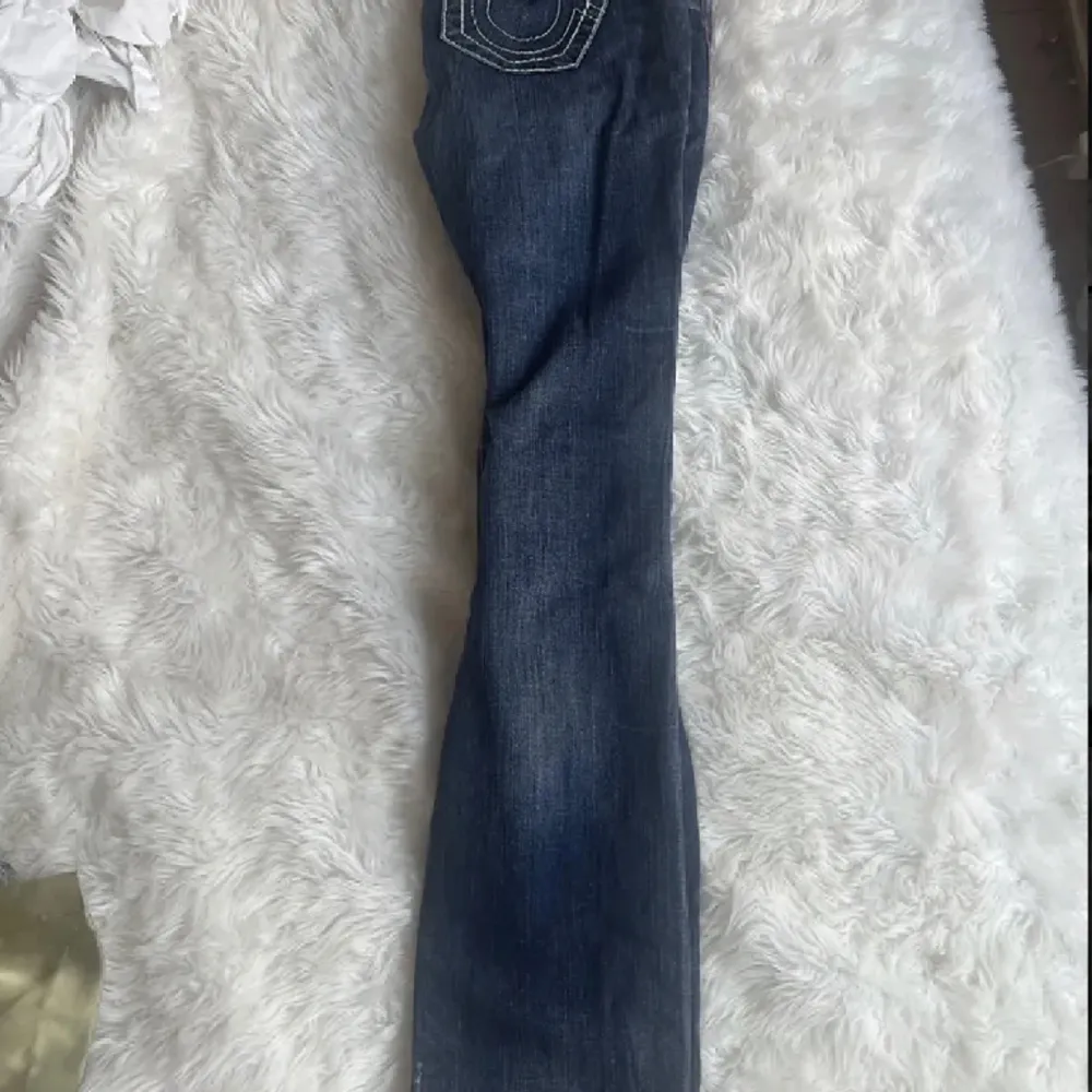 Ett par as snygga trueys som tyvärr inte kommer till användning! Midja: ca 85 innerben: ca 88,5💋Dom är i bootcut modell och låga i midjan😻 Nypris 1100. Pris är diskuterbart!!!. Jeans & Byxor.