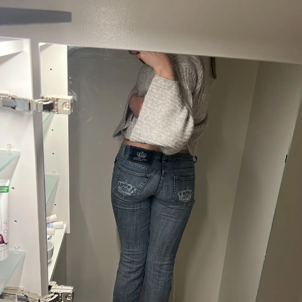 HÖGSTA BUD: 770kr! Low waist bootcut jeans från Victoria Beckham!! Jättesnygga, säljer då de är för korta i benen!! . Jeans & Byxor.