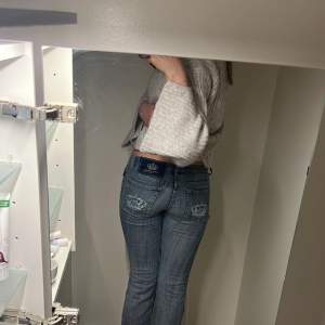 HÖGSTA BUD: 770kr! Low waist bootcut jeans från Victoria Beckham!! Jättesnygga, säljer då de är för korta i benen!! 