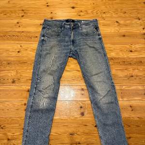 Hej! Säljer ett par Replay Anbass jeans i mycket bra skick. Storleken på jeansen är 33. Vid funderingar eller frågorn är det bara att höra av sig.