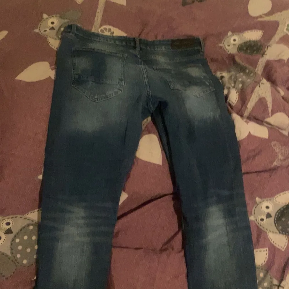 Säljer mina supply&demand jeans den är i ok skick använt några gånger och är i storlek L men passar även M. Jeans & Byxor.