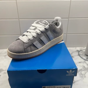 Adidas Campus 00s Grey - Hej,   Säljer tre par av dem snygga Adidas Campus 00s i den gråa färgen. Storlekar tillgängliga är 42 2/3, 43 1/3 och 44. Alla är helt nya och oanvända.   Skicka ett dm vid frågor eller mer bilder.  Finns att hämta i Umeå eller fraktas. 