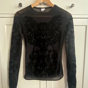 Gothisk mesh tröja  - Snygg mesh tröja med gothiska detaljer i sammet  Storlek s Använd en gång 