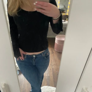 Bootcut jeans - Säljer dessa snygga mörkblå bootcut jeans från Gina tricot. Mod rise. Köpta här på Plick men aldrig använda av mig så väldigt fint skick.💖skriv för fler bilder! 