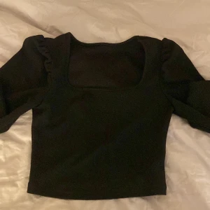 Svart blus - Svart blus med lite puffiga ärmar, storlek xs