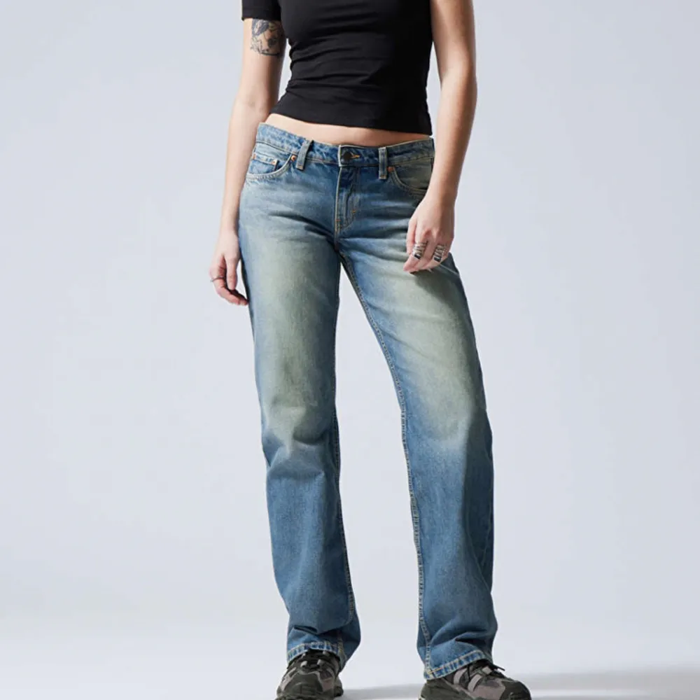 Arrow low straight jeans från Weekday, köpta på Plick för ett tag sedan men får inte mycket användning för dem Basic plagg som är bra att ha och passar fint! Ordinariepris: 590 kr. Jeans & Byxor.