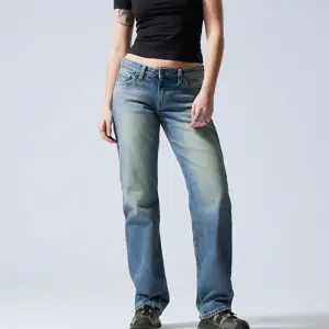 Arrow low straight jeans från Weekday, köpta på Plick för ett tag sedan men får inte mycket användning för dem Basic plagg som är bra att ha och passar fint! Ordinariepris: 590 kr