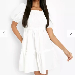 Studentklänning - Säljer denna helt nya klänning från boohoo som är perfekt till studenten! Rynkorna går lätt bort genom att stryka. Orginalpris 396kr